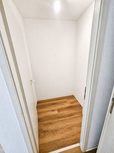 Schöne, renovierte 1-Zimmer Wohnung in zentraler, ruhiger Lage – Abstellraum