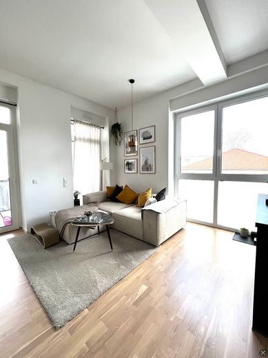 Moderne 3-Zi-Wohnung mit 2 Balkonen, hohen Decken uvm. – Wohnzimmer