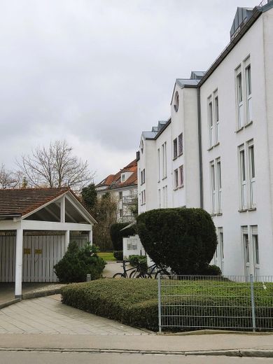 Freie, helle 2-Zimmer-Wohnung mit neuer Einbauküche und kleinem Wintergarten – Hauseingang