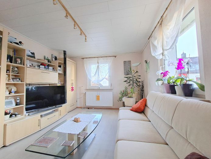 Freistehendes Zweifamilienhaus in Rumpenheim 7,5 Zimmer, 3 Bäder, gr. Garten, Garage, Ausbau möglich – OG Wohnzimmer