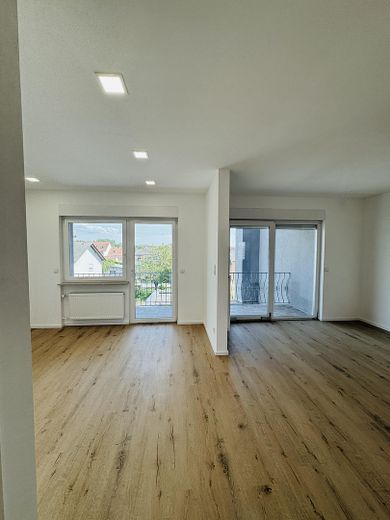 Neuwertige 6-Zimmer-Wohnung mit Einbauküche, Hauswirtschaftsraum und 2 Balkonen – Foto 4