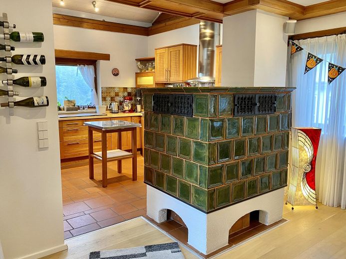 Maison individuelle avec appartement indépendant et vue dégagée *sans commission* – Kachelofen mit Blick zur Küche