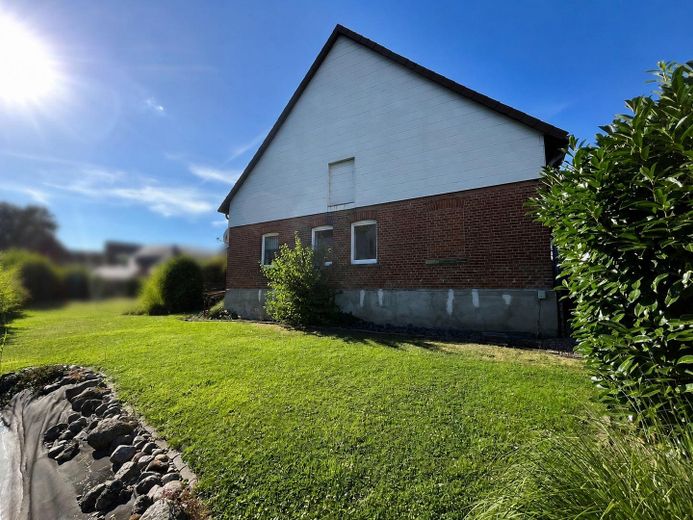 Einfamilienhaus mit großzügigem Garten – Ansicht Giebel