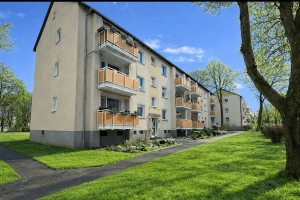 Appartamento ristrutturato di 2,5 locali con balcone e potenziale di 3 locali a Bochum