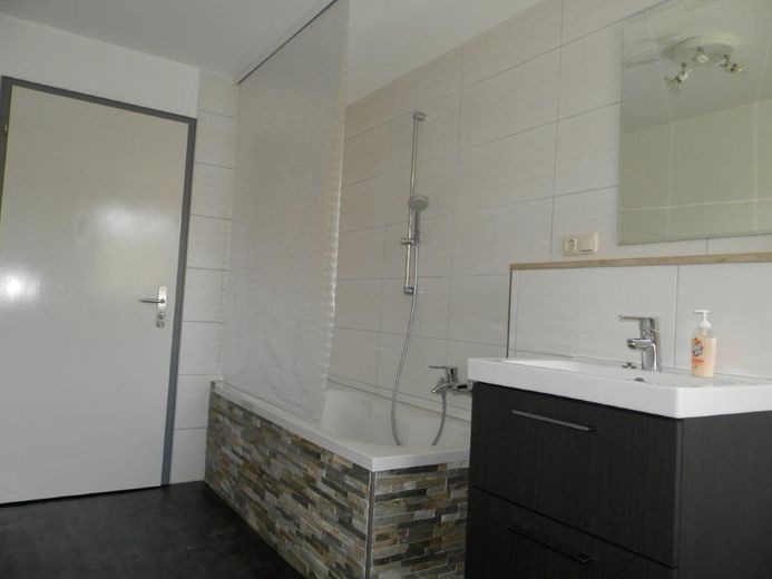 Ekskluzywna nieruchomość nad rzeką Neufnach – przestronne mieszkanie na działce o powierzchni ok. 1700 m² – Whg 1. OG