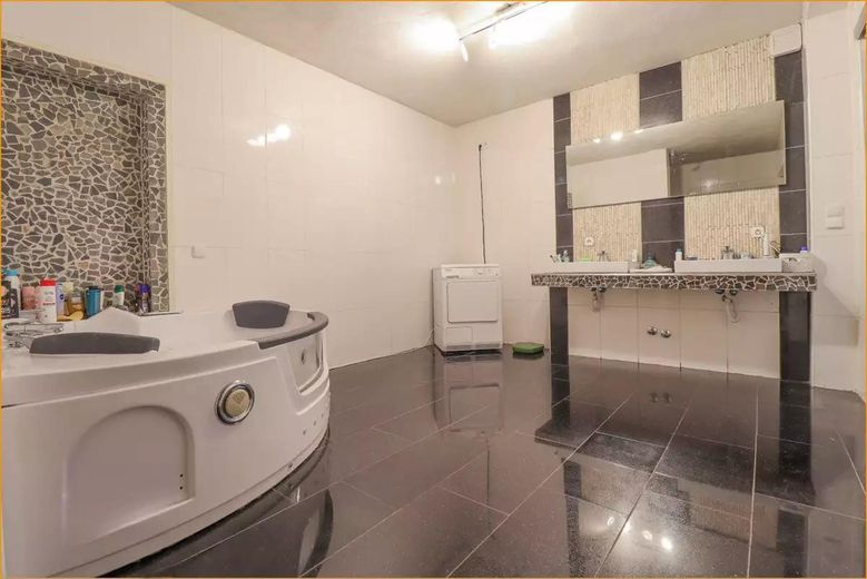 «Sin comisión: Edificio de viviendas plurifamiliar con 5 unidades residenciales y aprox. 467 m² de superficie habitable» – Foto 6