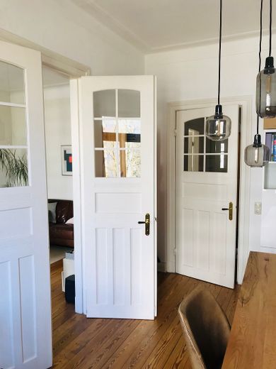 3 pok. mieszkanie w starej zabudowie Eimsbüttel, zmodernizowane, wysokie sufity, drewniane deski, sztukaterie, ok. 70 m², wolne/gotowe do zamieszkania – Wohn-/Esszimmer mit Doppeltür