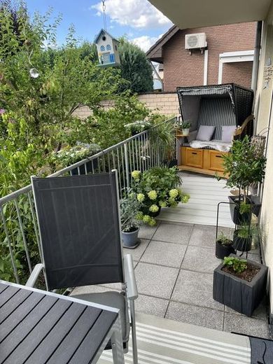 Hochwertige helle 3-Zi.-Whg., Einbauküche u. Balkon, in modernem 4-Fam.-Haus, Bestwohnlage Groovnähe – Balkon mit Strandkorb