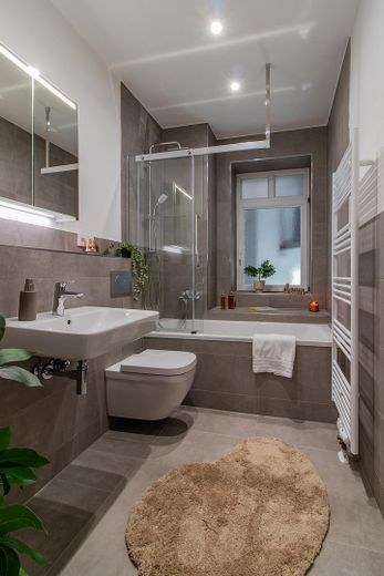 Frei & neu modernisiert - energieeffizienter Wohntraum mit Wellness-Bad & Balkon in Top-Lage – Badezimmer