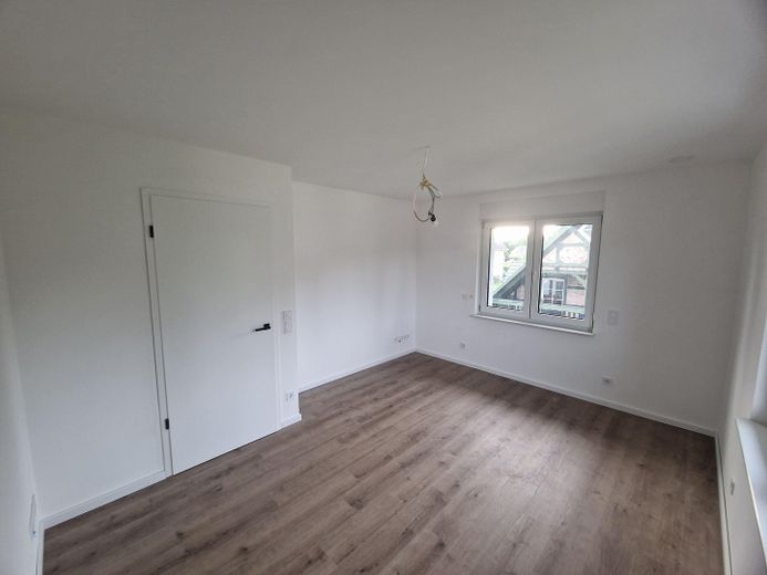 Erstbezug in Zepernick – Provisionsfreie KfW-40-EE Stadtvilla auf über 1.000 m² Grundstück – OG Elternzimmer Tür Nordblick