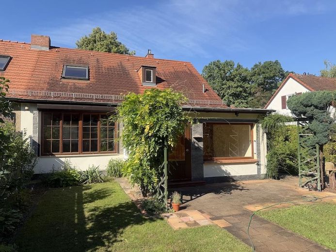 Ländliche Idylle mitten in der Stadt ! Ihr künftiges Zuhause mit herrlichem Garten und 3 Garagen ! – Gartenansicht