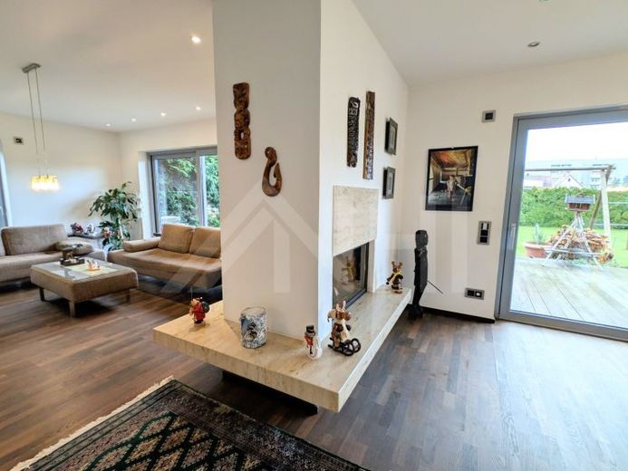 Top-quality modern living near the city ... Geothermal energy, 1,300 m² plot, fireplace, fitted kitchen, double garage and much more. – Foto 1