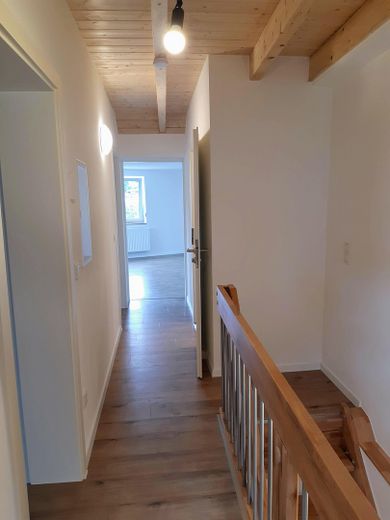 Kernsaniertes Einfamilienhaus mit Ausblick in ruhiger Lage – Blick ins Schlafzimmer