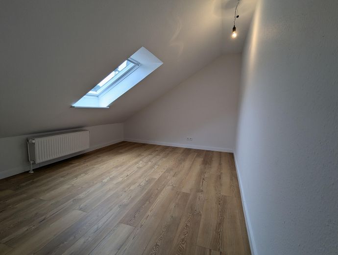 Charmante Dachgeschosswohnung – renoviert & stadtnah – Schlafzimmer 2