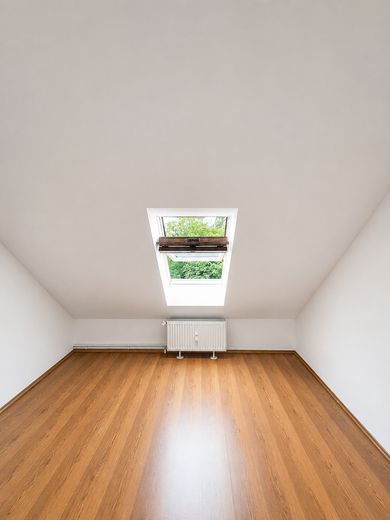 Lichtdurchflutete 2-Zimmer-Dachgeschosswohnung mit neuer Einbauküche in Berlin-Grünau – Schlafzimmer