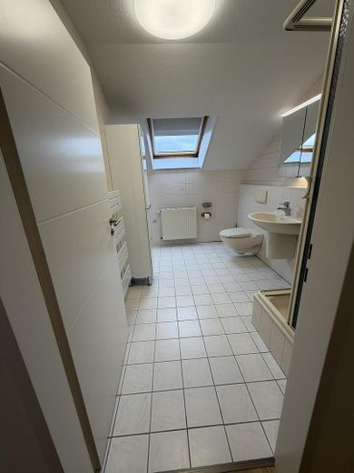 Komplett renoviertes Zweifamilienhaus 160 qm, in ruhiger Alleinlage mit großem Grundstück – Bad OG