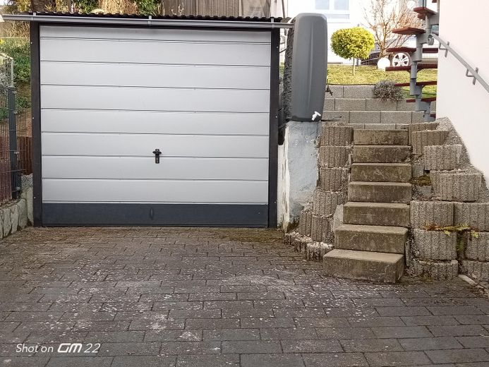 freistehendes Einfamilienhaus mit Einliegerwohnung, saniert und voll möbliert – Metallgarage für Räder, etc.