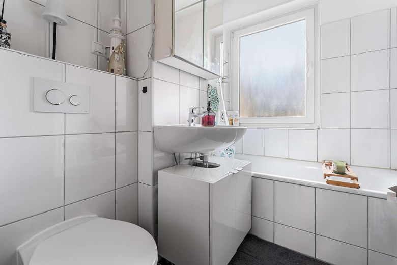 Helle 2-Zimmerwohnung mit Balkon in der Neustadt - 1050€ Warmiete – Badezimmer
