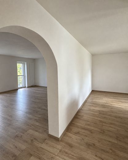 Чудова 4-кімнатна квартира | 135 м² | Балкон | 2 ванні кімнати | Вбудована кухня | Сад – Wohnzimmer / Küche