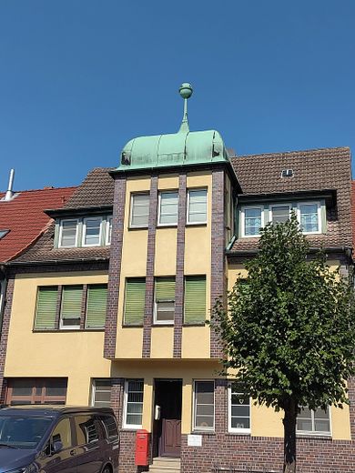 2 HÄUSER AM SEE: Stadtvilla+Cottage, Seezugang m. Bootssteg, Garten, Terrasse, Ferienwohnung – Stadtvilla mit Turm