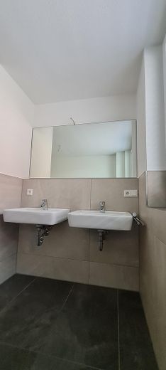 moderne 3,5 Zimmerwohnung 1.OG mit Lift, EBK und überdachtem Balkon – Badezimmer