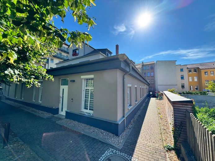 Exceptional living! Spacious 4-room apartment with eat-in kitchen, comfort bathroom and parking space in Gera. – Photo 1
