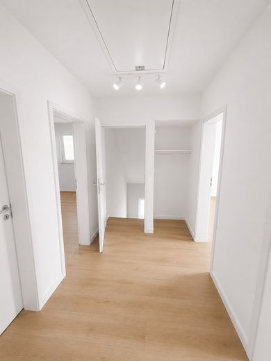 3-Zimmer | Hell | Erstbezug | Neue EBK | Stellplatz – Flur  - Visualisierung