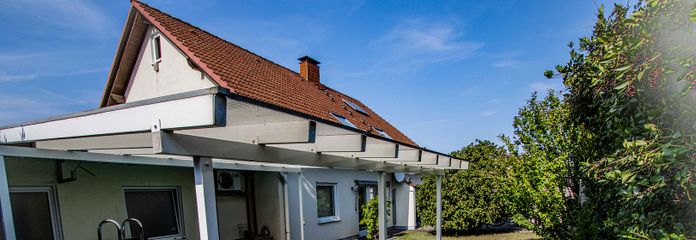 Garten mit überdachtem Pool