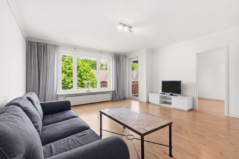 Sonnige Balkonwohnung mit Stellplatz in Halstenbek – Wohnzimmer