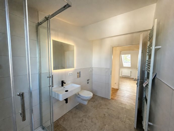 Construction neuve sous les combles, Ingolstadt-Nordost : 3 appartements libres immédiatement, 1 loué – sans commission – Bad 3
