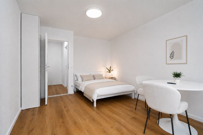 Gruntownie wyremontowany 1-pokojowy apartament w Schwabingu z balkonem od strony południowej i miejscem w garażu podziemnym – bez prowizji – Wohnbereich (Beispielmöblierun