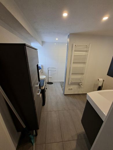 Encantadora casa de entramado de madera con patio interior, dos garajes y mucho potencial – Bad Neuwertig im EG