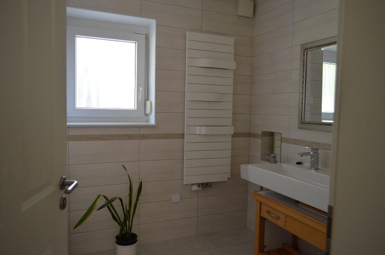 Stilvoll renoviertes Landhaus mit großzügigen Räumen – Bad - Waschbecken, Fenster