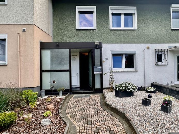 Reihenmittelhaus mit Garage in top Lage – Foto 1
