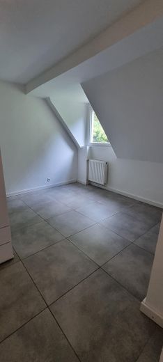 Sehr schöne teilmöblierte 4 Zimmer 103 qm DG Maisonette Wohnung mit EBK, Balkon usw. – Großer Flur