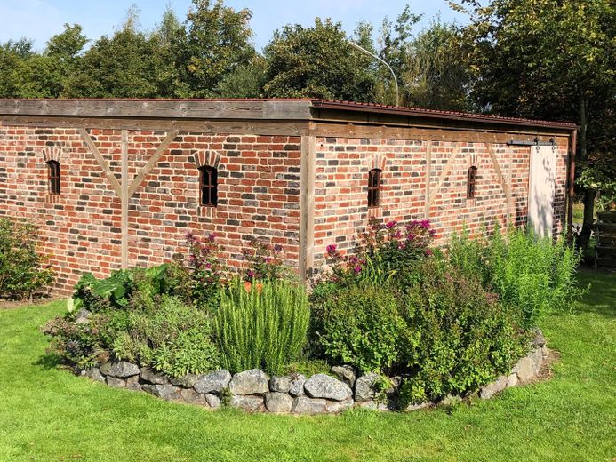 Landhaus "Rose Garden" direkt vor Sylt zu verkaufen! – Zweite Garage z.B. Oldtimer