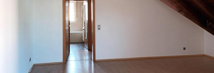 निजी विक्रेता से: Frankenthal-Nord में 2 कमरों का अपार्टमेंट, कार पार्किंग स्थल और लॉजिया सहित – Wohnzimmer