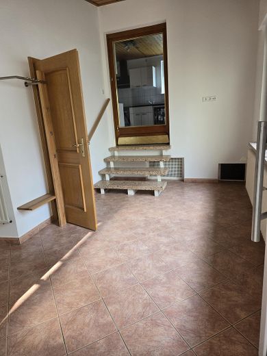 Zimmer 1 und Treppe z. Küche
