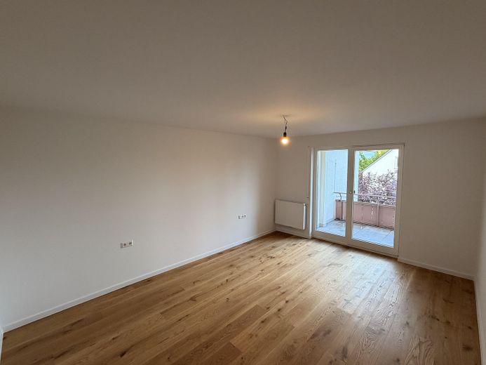 Frisch saniert & bezugsfertig: 2 Balkone, Echtholzparkett und Tiefgarage – Schlafzimmer mit Balkon
