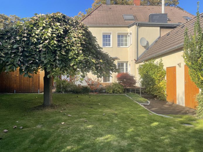 Modernes Einfamilienhaus mit viel Platz und idyllischem Garten, Kaufgrundstück – Ansicht Hausrückseite u.Garten
