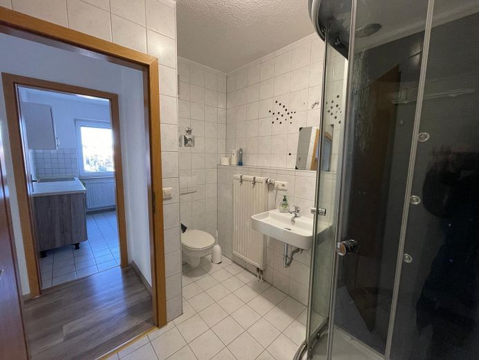 Zwei-Zimmer Traumwohnung in Sinsheim zu verkaufen – Badezimmer