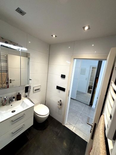 Sanierte 2-Zimmer Wohnung mit Balkon und atemberabendem Ausblick zur Kapitalanlage oder selbstbezug – Bad