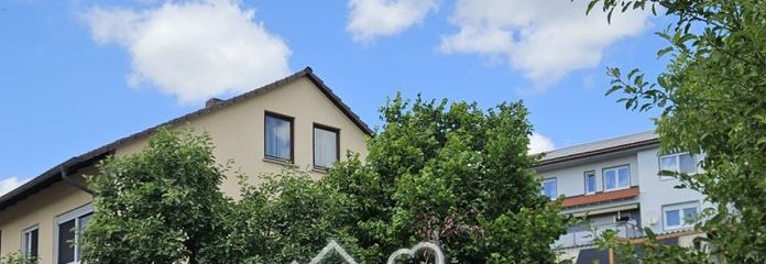 Schweinfurt yakınında misafir daireli ev, ticari salon + imarlı arsa