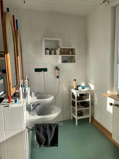 Ruim 3,5-kamerappartement met balkon, tuin en parkeerplaats – Foto 7