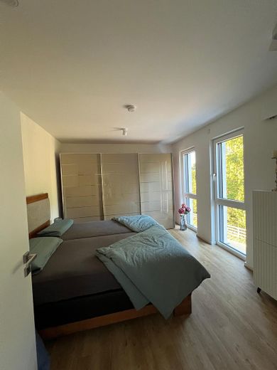 Exklusive 2,5 Zimmer Wohnung mit Aufzug, Niedrigenergiehaus mit PV Mieterstrom – Schlafzimmer