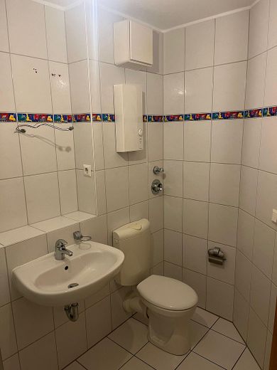 Ładne, jasne 2-pokojowe mieszkanie z balkonem i miejscem w garażu podziemnym w centralnej lokalizacji w Unna na sprzedaż – Bad: Waschbecken / WC