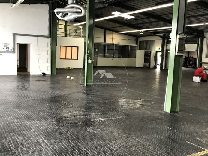 Moderne Gewerbehalle mit Büroflächen in Neustadt an der Donau – Produktionshalle
