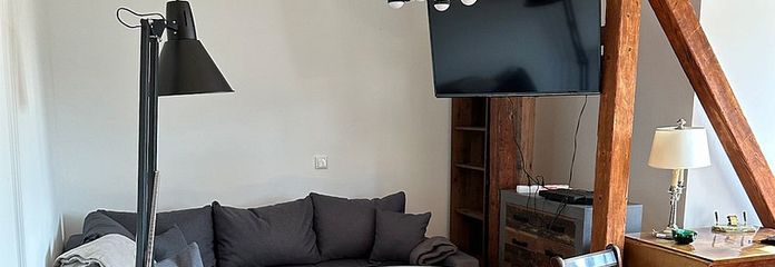 Einzimmerwohnung im Dachgeschoss, EBK, Fußbodenheizung im Duschbad – Wohn- Schlafzimmer