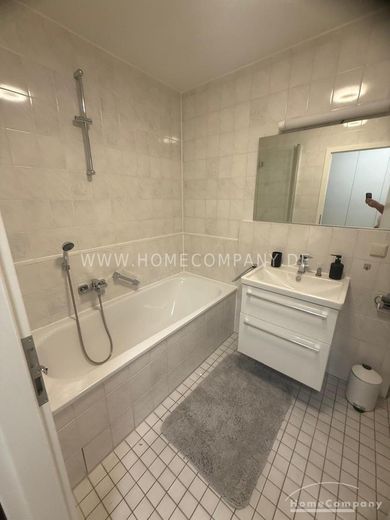 Appartement entièrement meublé de 2 pièces avec grande loggia & place de parking en sous-sol à Schwabing – d18be71f684d44ca84c38ef9608e1c5efb3ac849.jpg