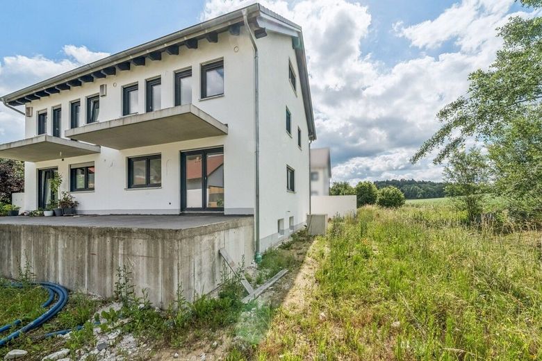 Jetzt schnell sein! Neubau-Doppelhaushälfte in Ergoldsbach mit Garten, Garage und KfW-55-Standard – Rückansicht